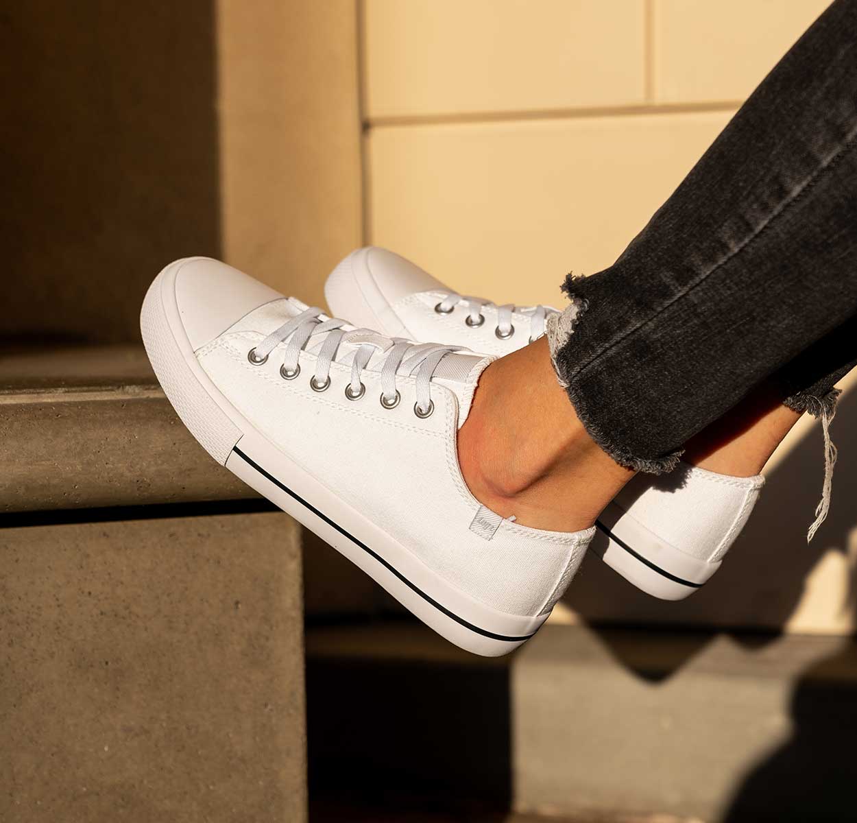 Womens Stagger Lo Sneaker Lifestyle White 2